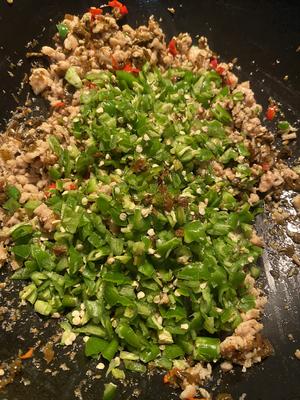快手饭扫光-鸡米芽菜的做法 步骤9
