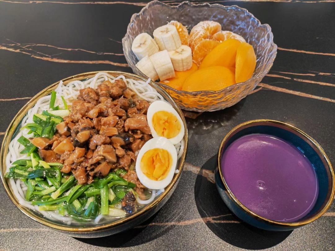 香菇鸡丁米线