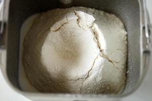 软绵绵夹馅酸奶小面包（松下面包机版）的做法 步骤2