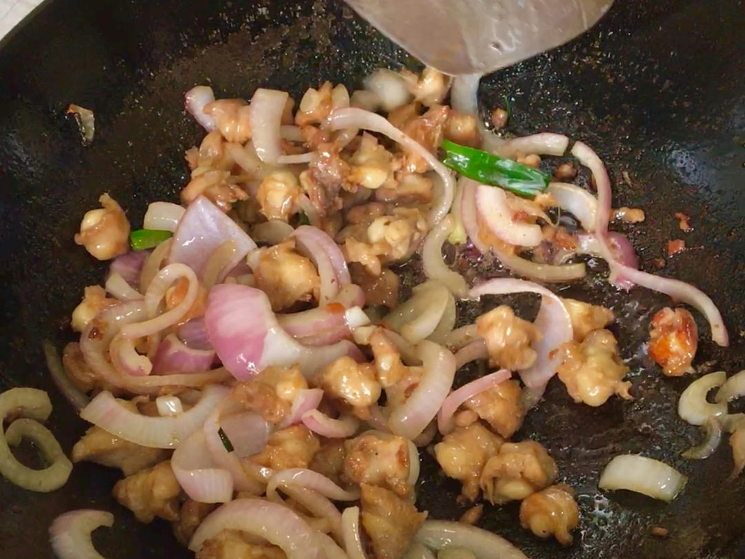 又脆又香，可以秒杀烧烤店的爆炒鸡脆骨