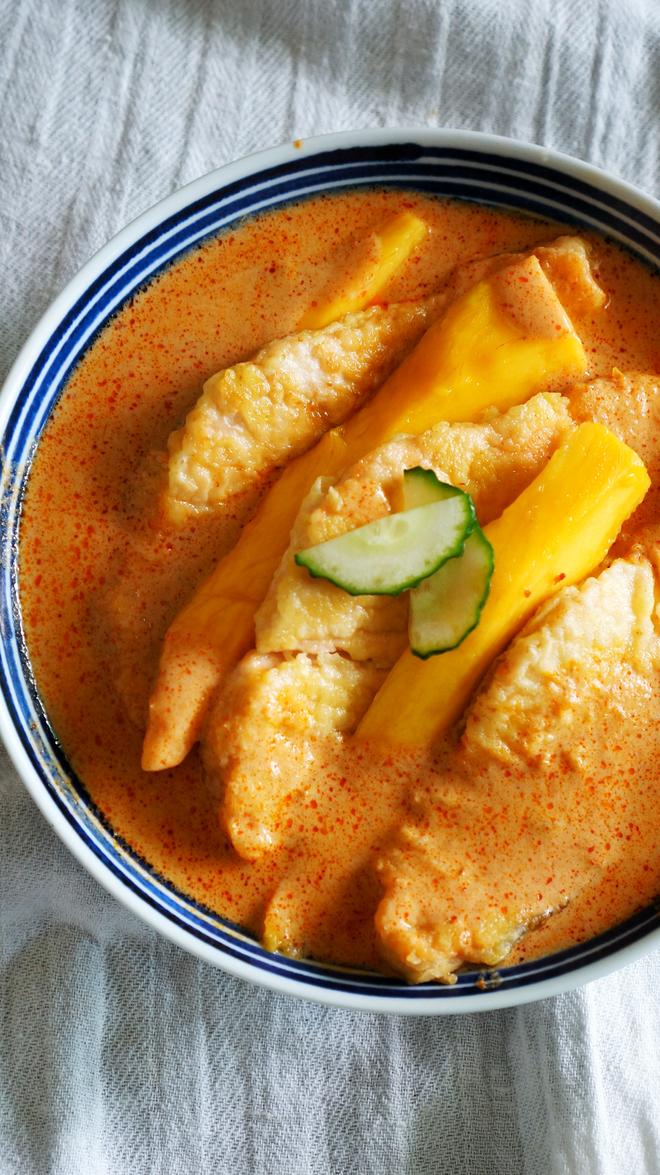 红咖喱芒果脆皮三文鱼 (Crispy Salmon with Mango and Red Curry)的做法