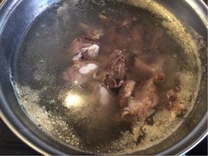 白芸豆山药腊排骨汤的做法 步骤3