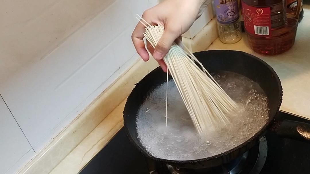 10分钟晚餐，豆瓣酱香肠炒面，生命体征维持餐，打工人下班如何快速吃上饭
#美食vlog #晚餐 #日常做饭 #厨神日记 #头条双星激励计划