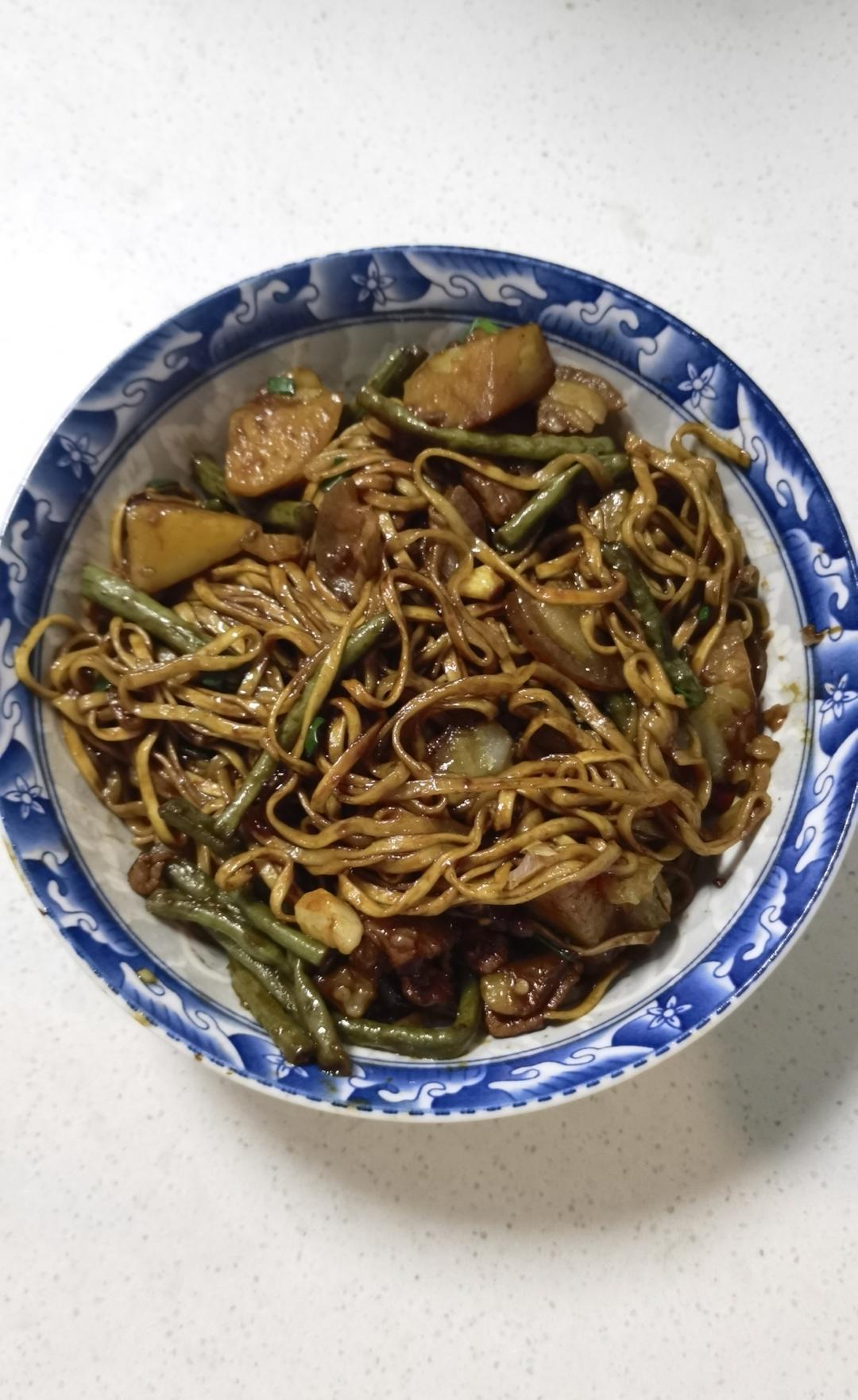 五花肉豆角土豆铁锅焖面