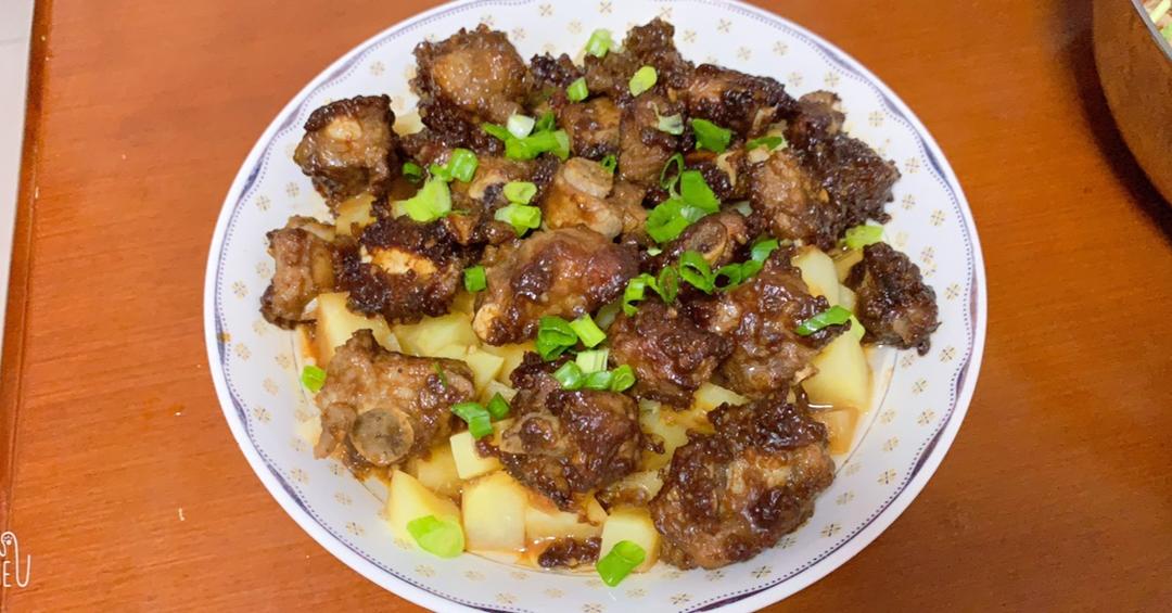 香酥排骨蒸土豆