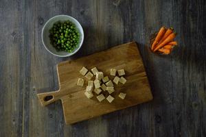 轻食·烤豆腐和胡萝卜配清水煮豌豆的做法 步骤1