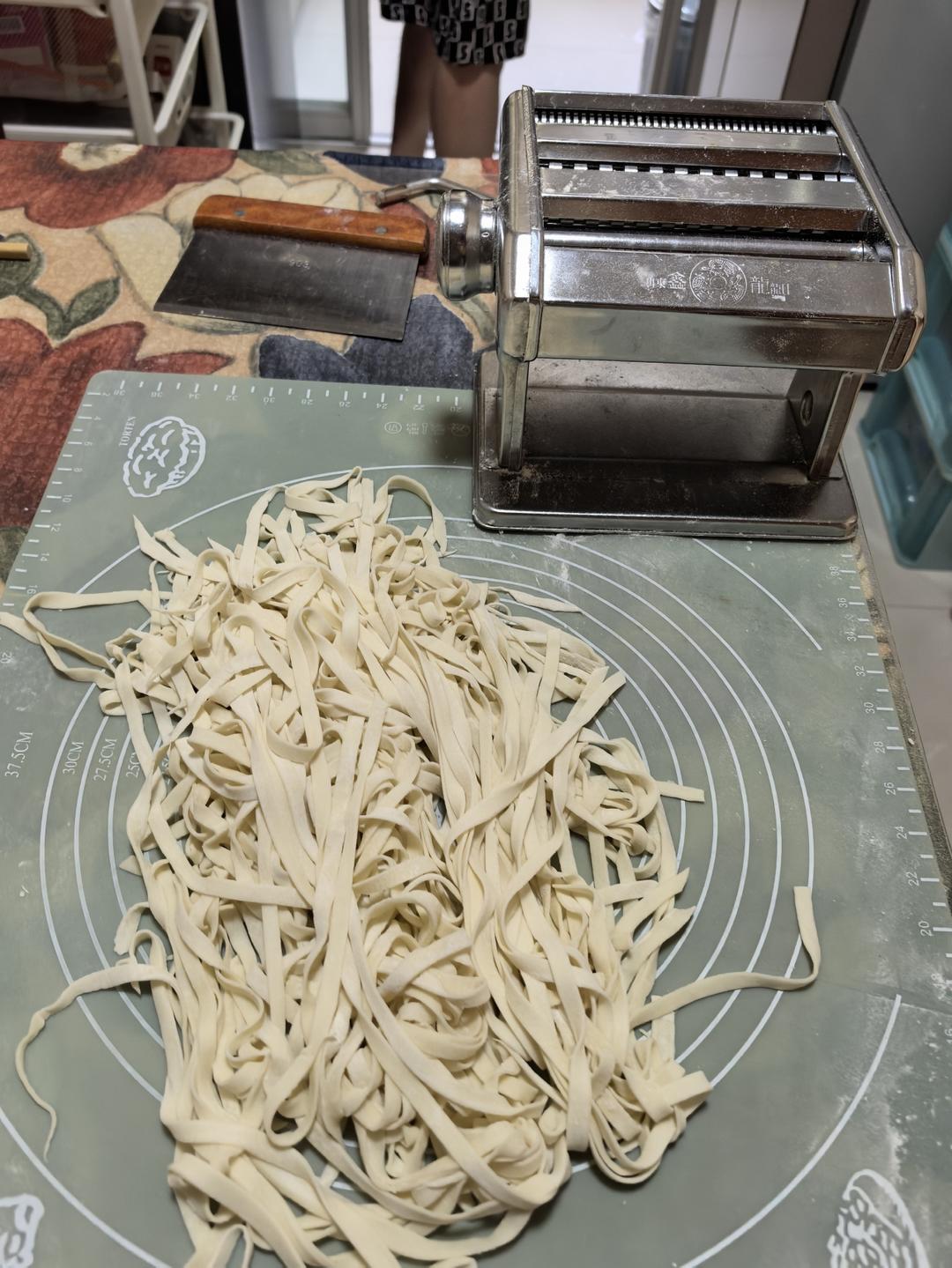 【小高姐】手擀肉臊面  手工做出口感劲道的擀面条