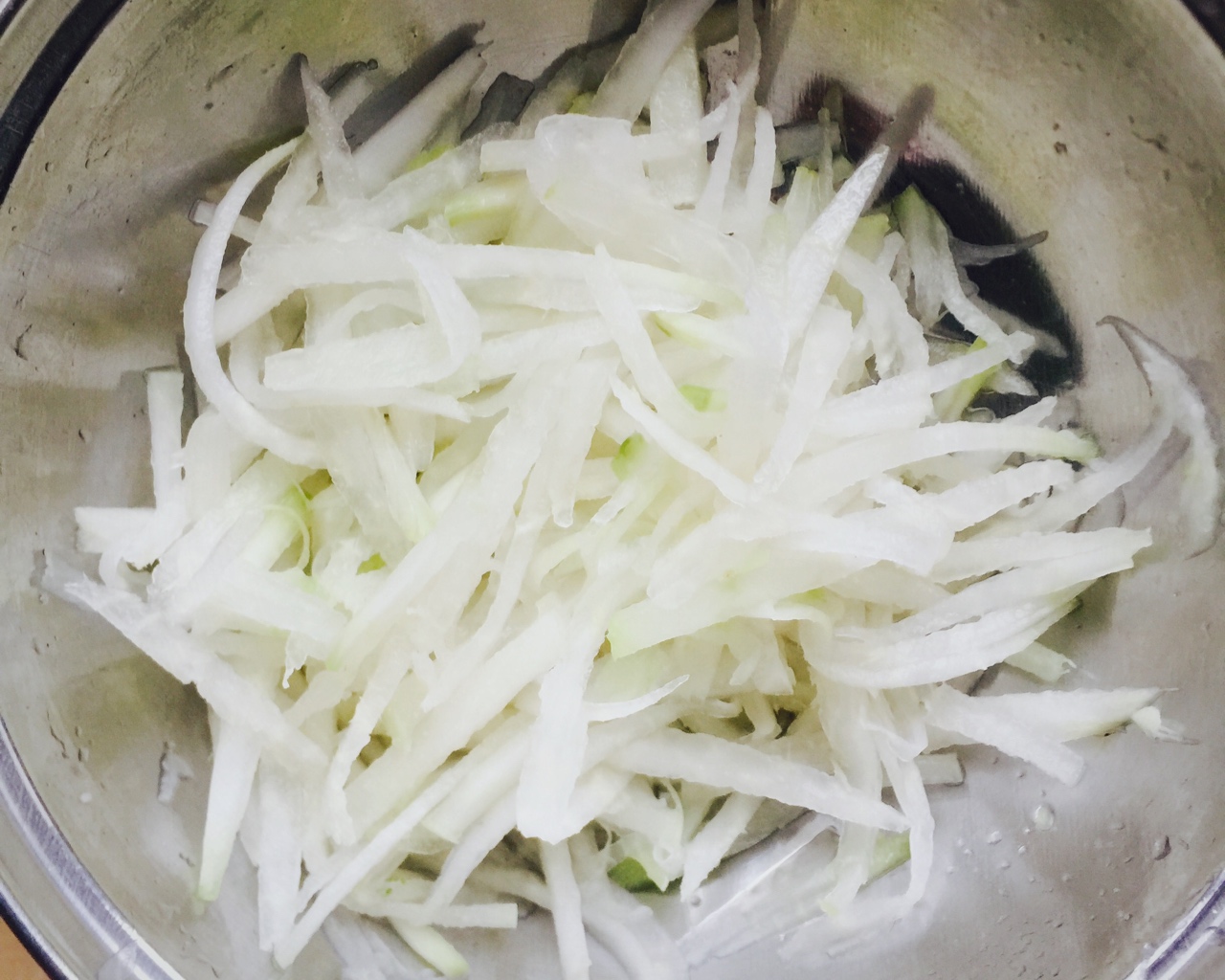 凉拌苤蓝丝豌豆粒的做法 步骤1