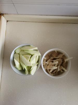 丝瓜袖珍菇虾滑汤的做法 步骤1
