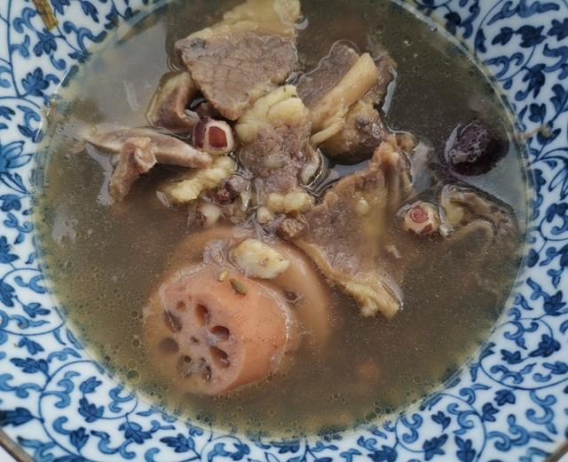 冬季补气血 党参芡实莲藕牛骨汤的做法