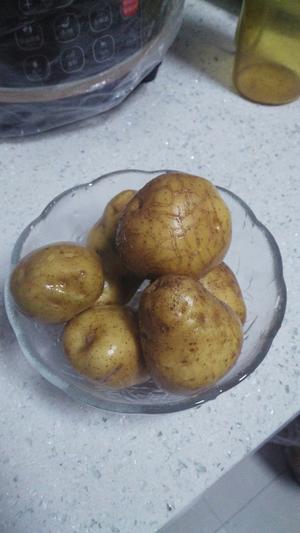 土豆 （懒癌早餐，超快，减肥餐，深夜加餐）的做法 步骤1