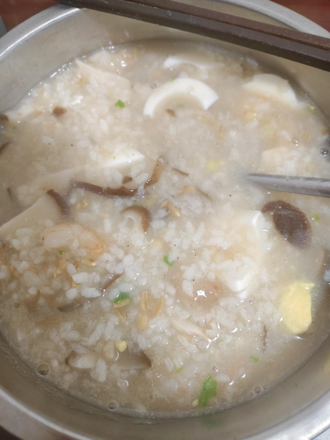 香菇虾仁粥，口感嫩滑味道鲜美