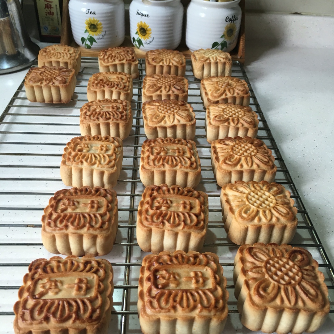 广式月饼—蛋黄芝麻月饼