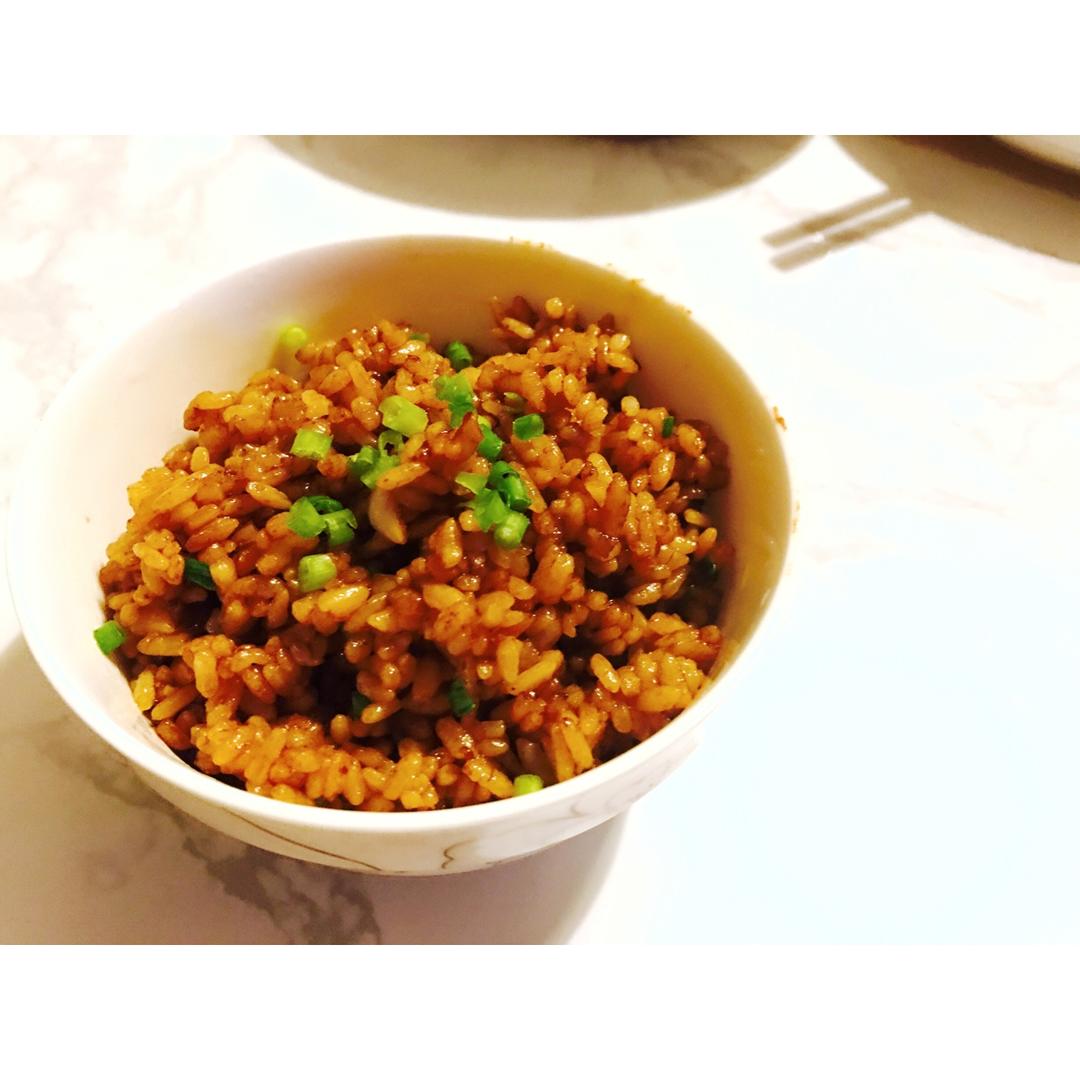 据说是 正宗酱油炒饭