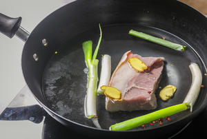 正宗洋葱回锅肉的做法 步骤2