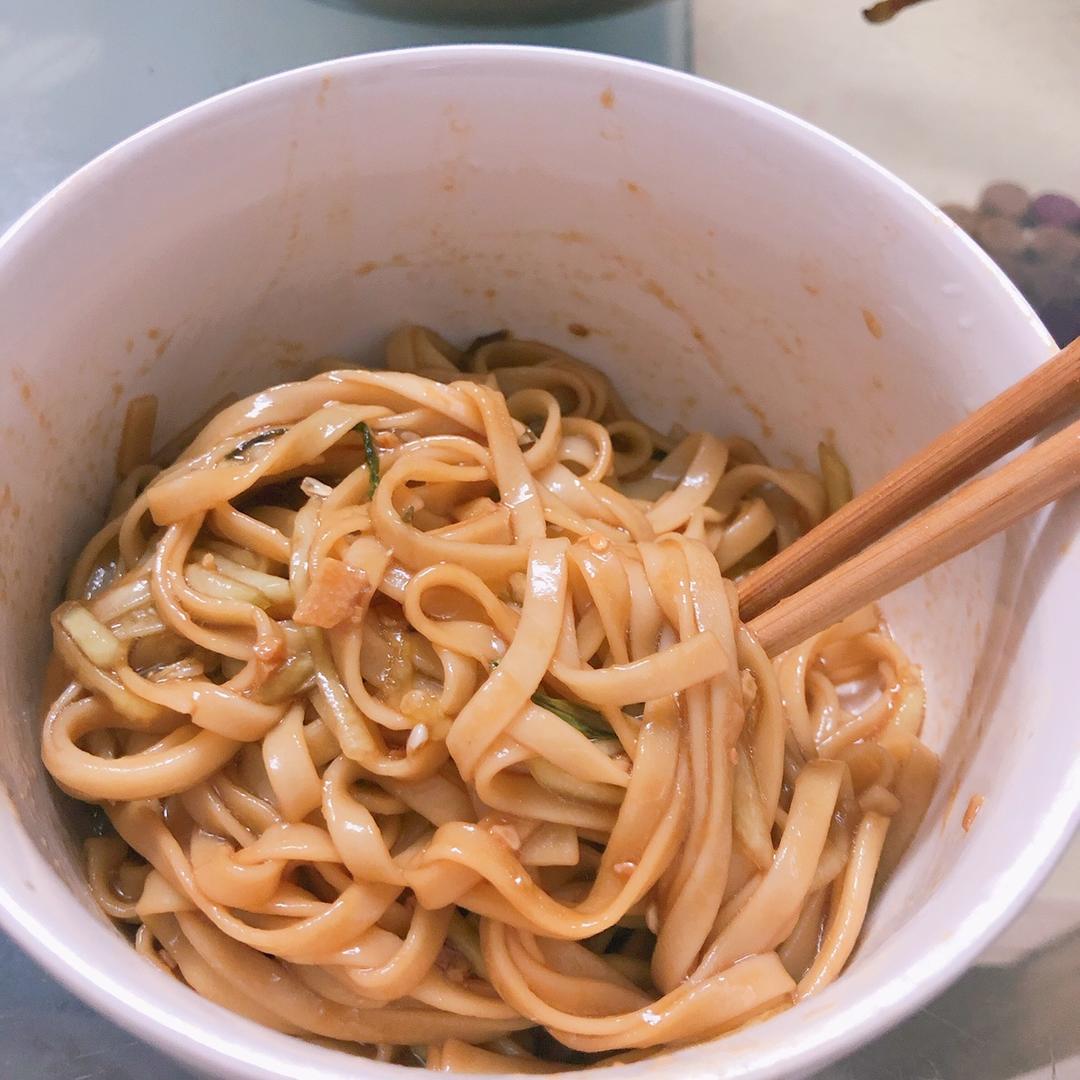 10分钟搞定的一碗葱油拌面