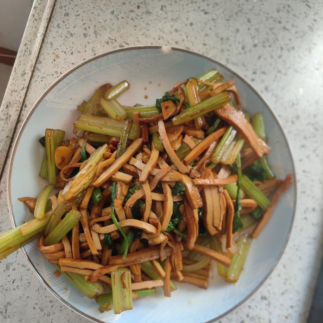 午餐晚餐简单快手下饭菜芹菜炒香干