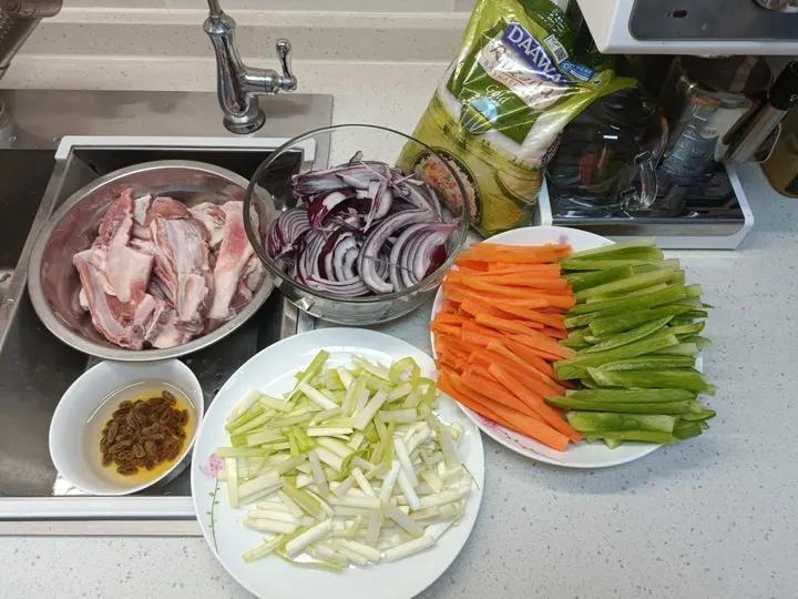 新疆羊排抓饭（出锅后米粒分明的秘密）