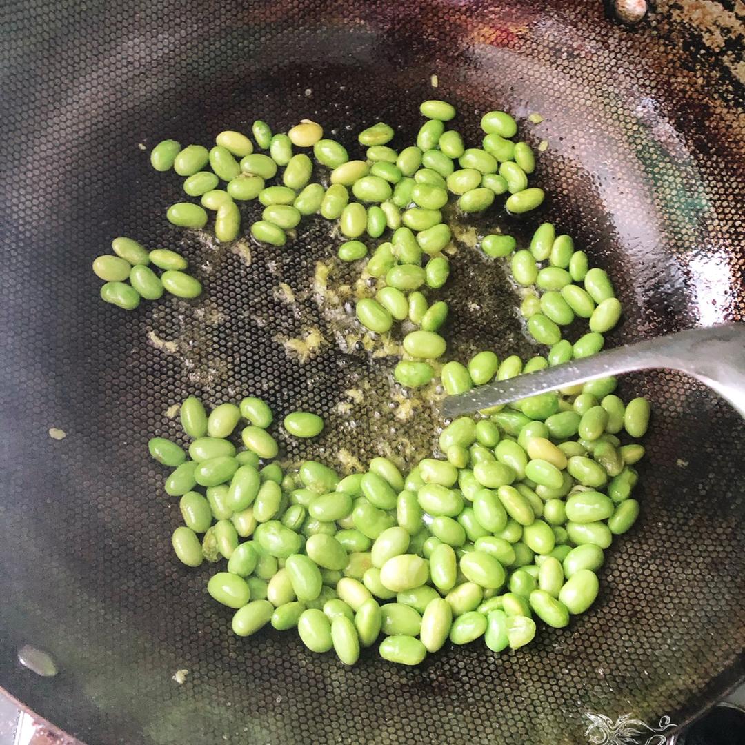 夏日解暑小菜～青椒毛豆香干的做法 步骤3