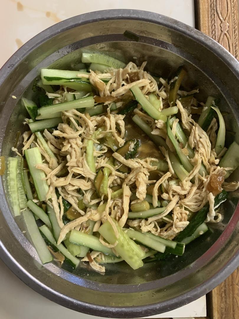 手撕麻辣鸡丝，麻麻辣辣的感觉很夏天