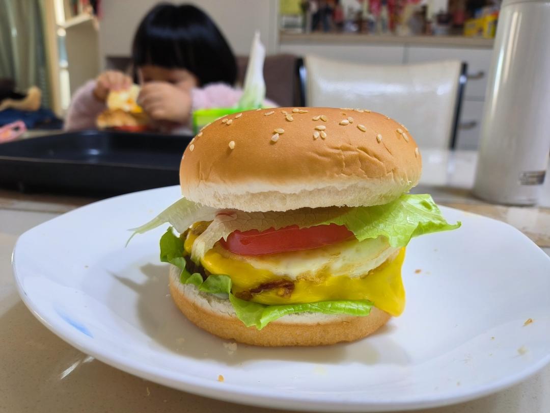 牛肉汉堡 煎出香嫩多汁的牛肉饼