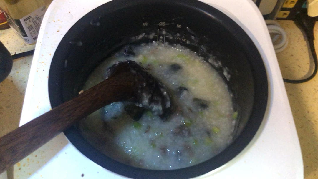 妈妈👩教我做的皮蛋瘦肉粥🥣简单快捷美味😋