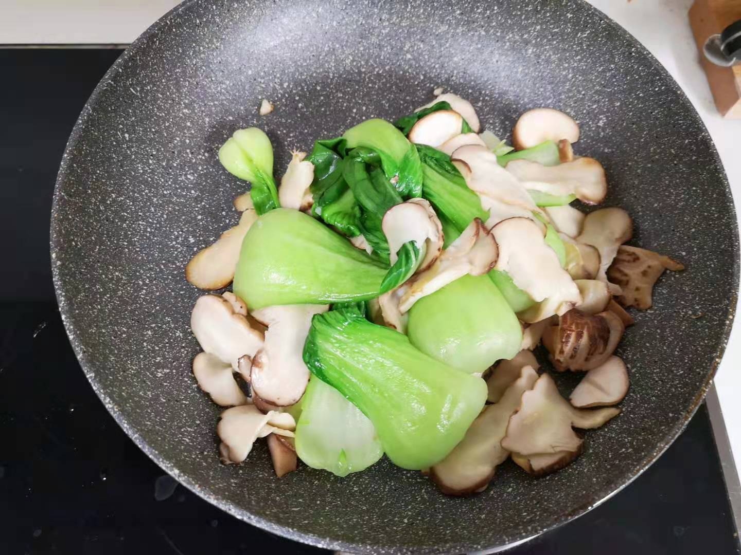 好吃的大花菇炒油菜的做法 步骤7