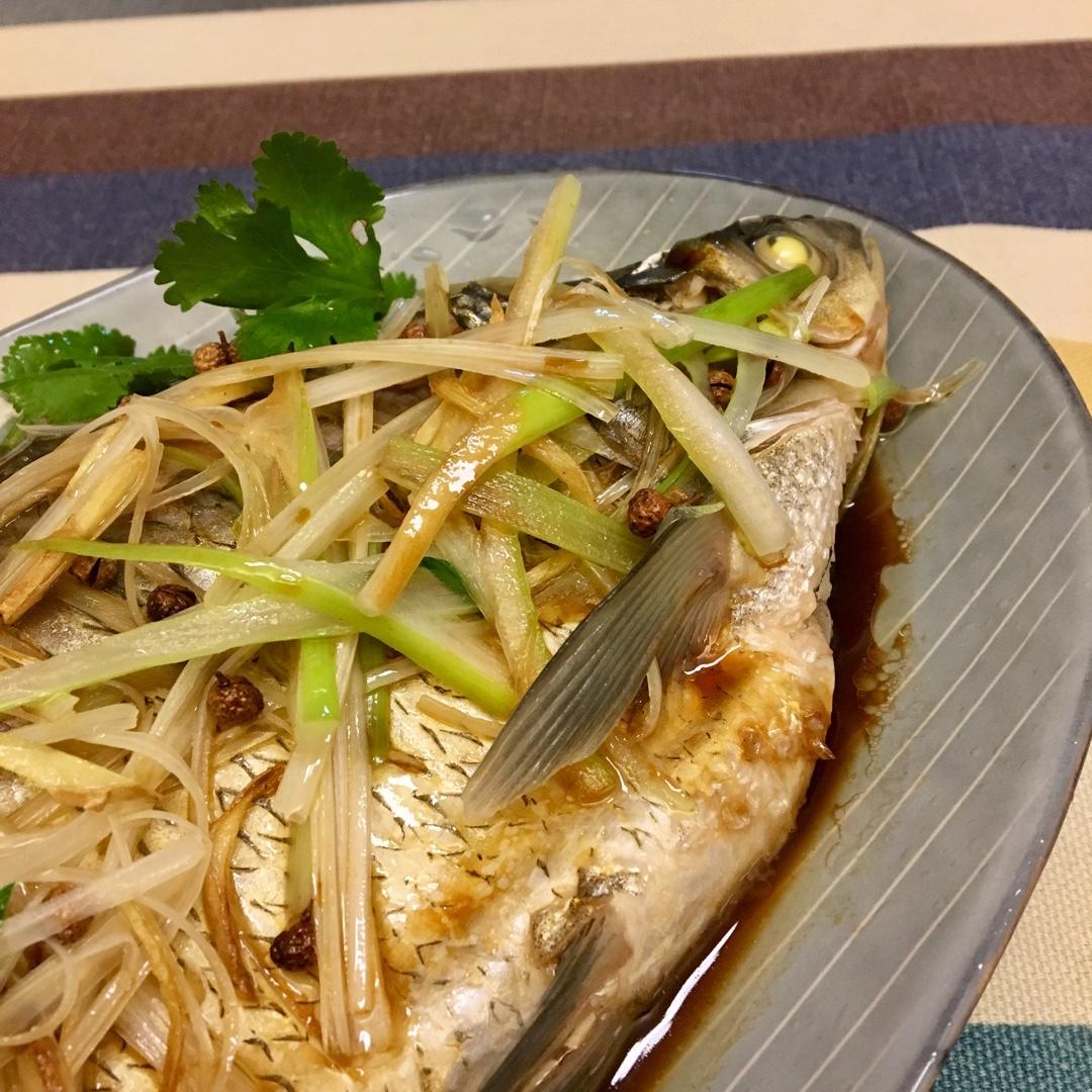 和爸爸妈妈一起吃饭