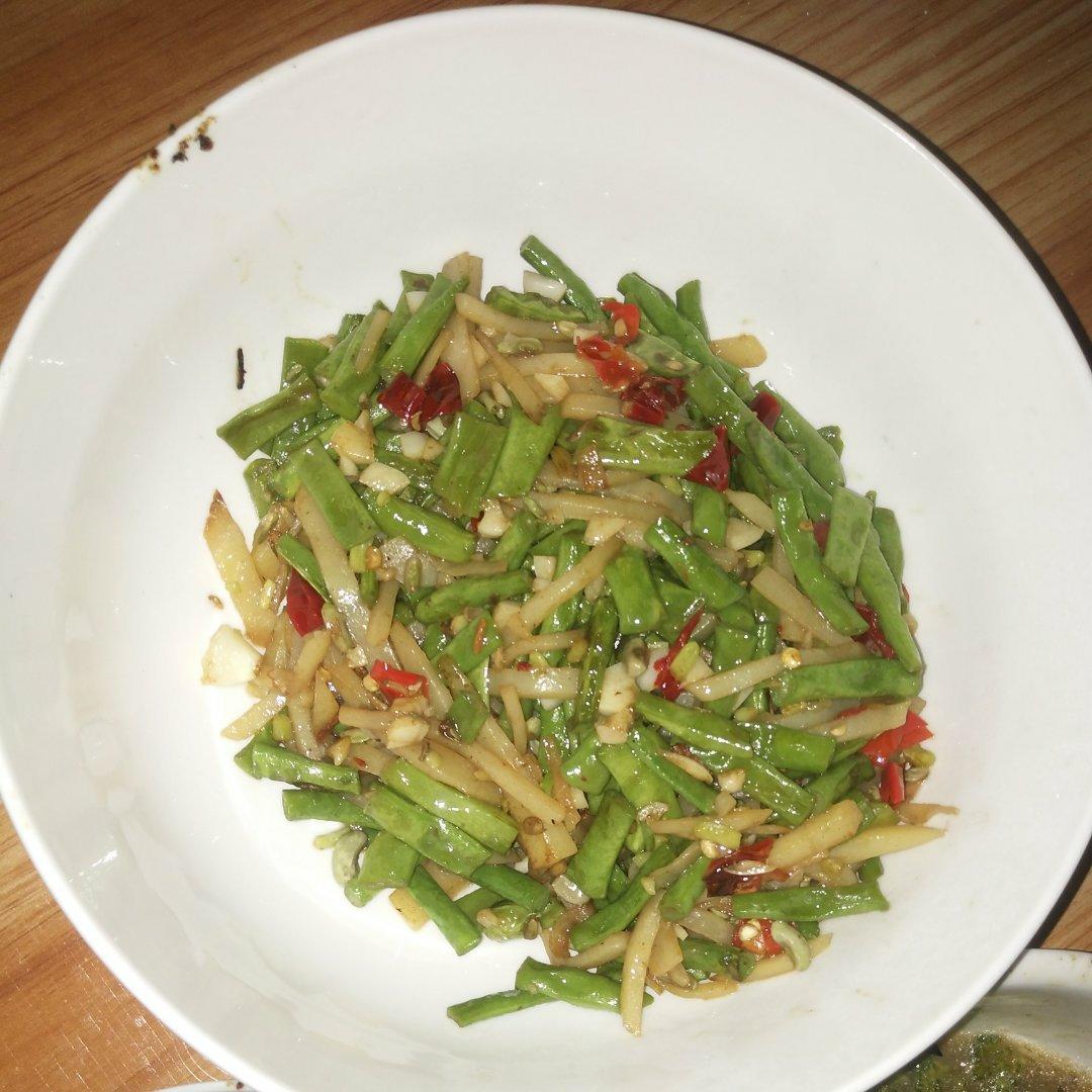 豇豆炒土豆是很神奇的一道菜, 没有一丁点肉, 却好吃到爆