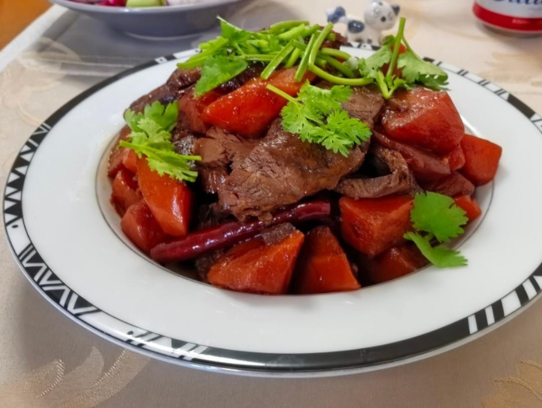 又软又入味的牛肉烧胡萝卜土豆