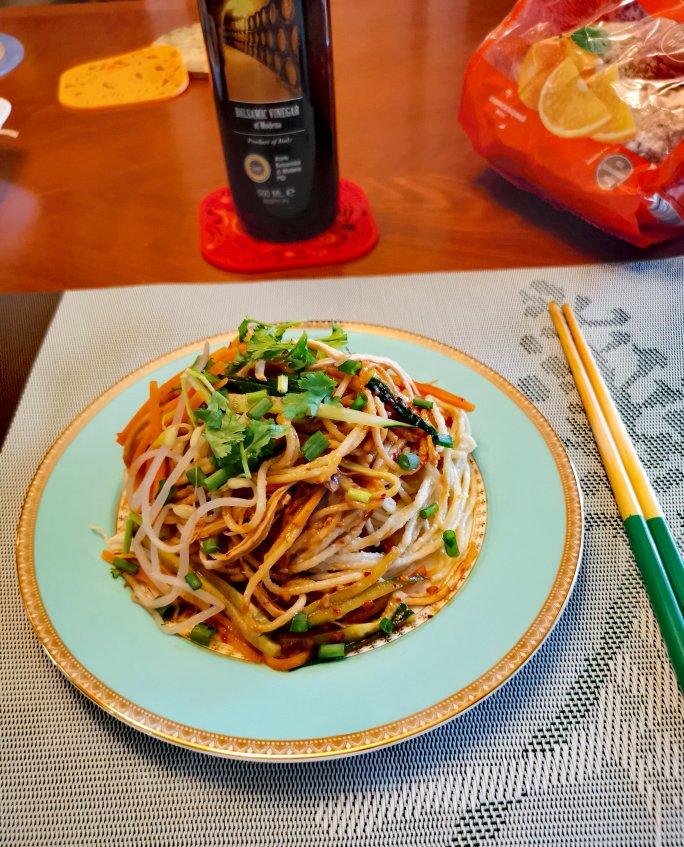 鸡丝凉面