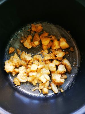 黄花菜炒猪油渣的做法 步骤6