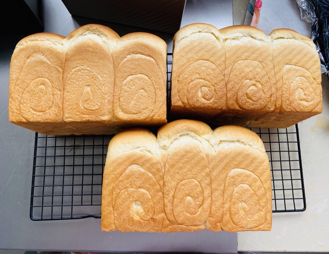 两条超级软的甜甜吐司