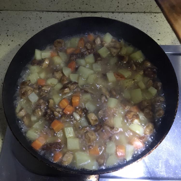 土豆咖喱鸡肉饭