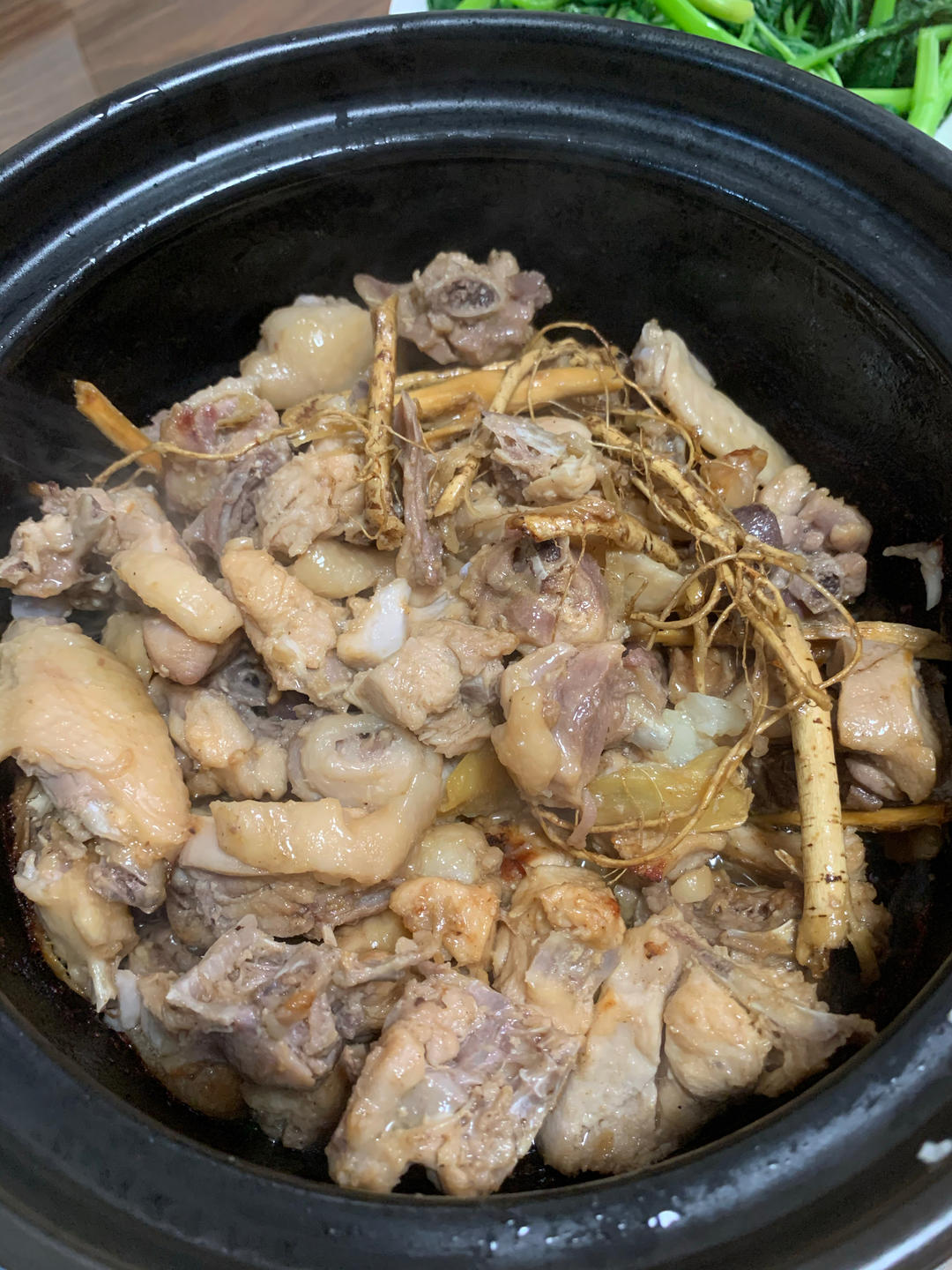 除了啫啫鸡煲，广东人喜欢的五指毛桃焗鸡也是十分美味！