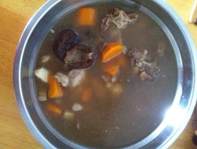 茶树菇筒骨汤