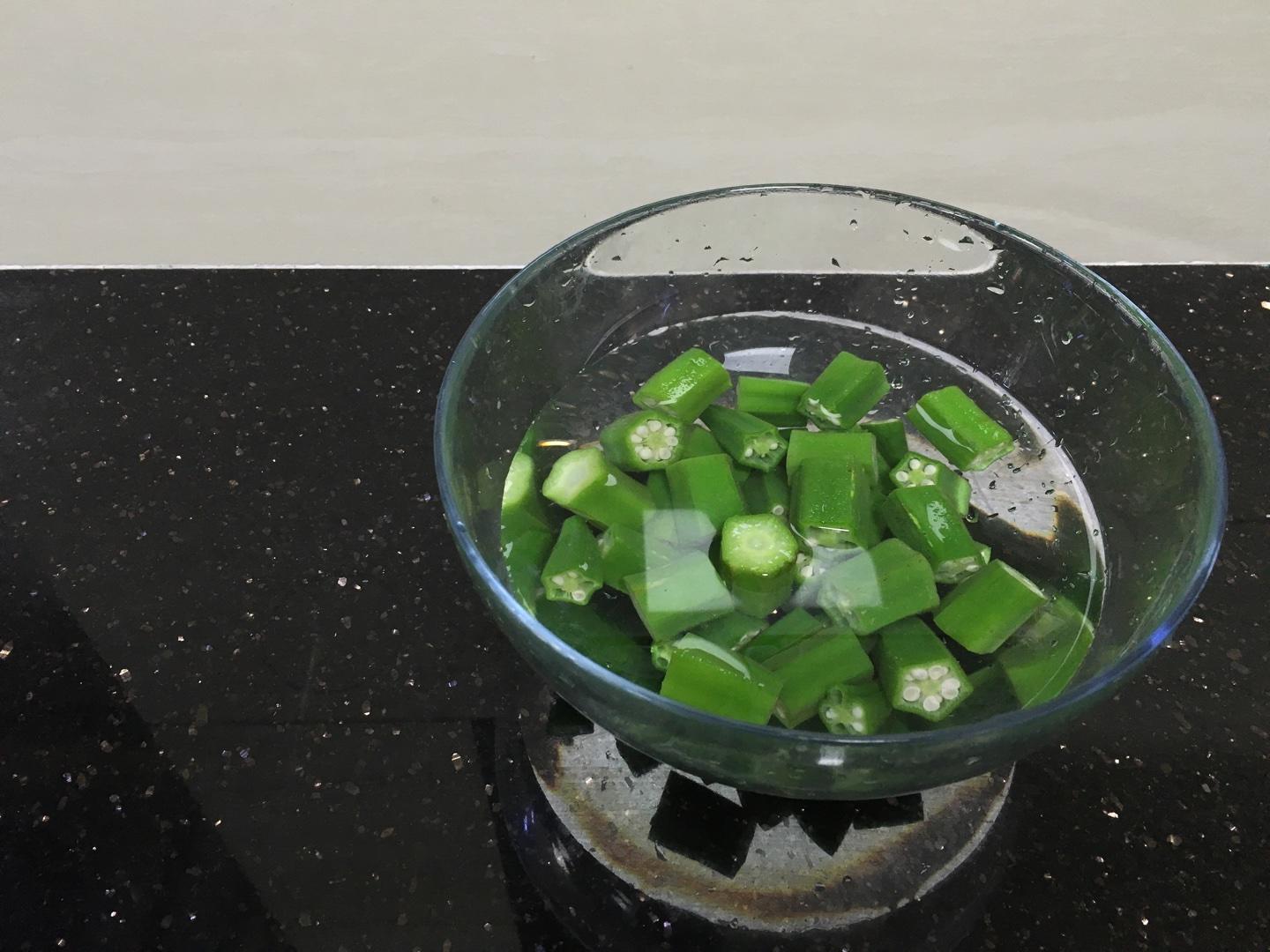 豆豉鲮鱼炒秋葵的做法 步骤5