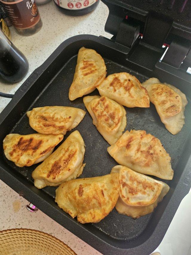 早餐很诱人!快手电饼铛版煎饺，冷冻饺子也可以的
