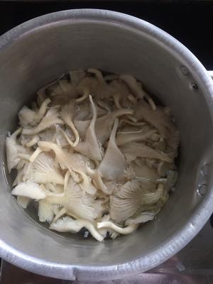 平菇丸子汤的做法 步骤3