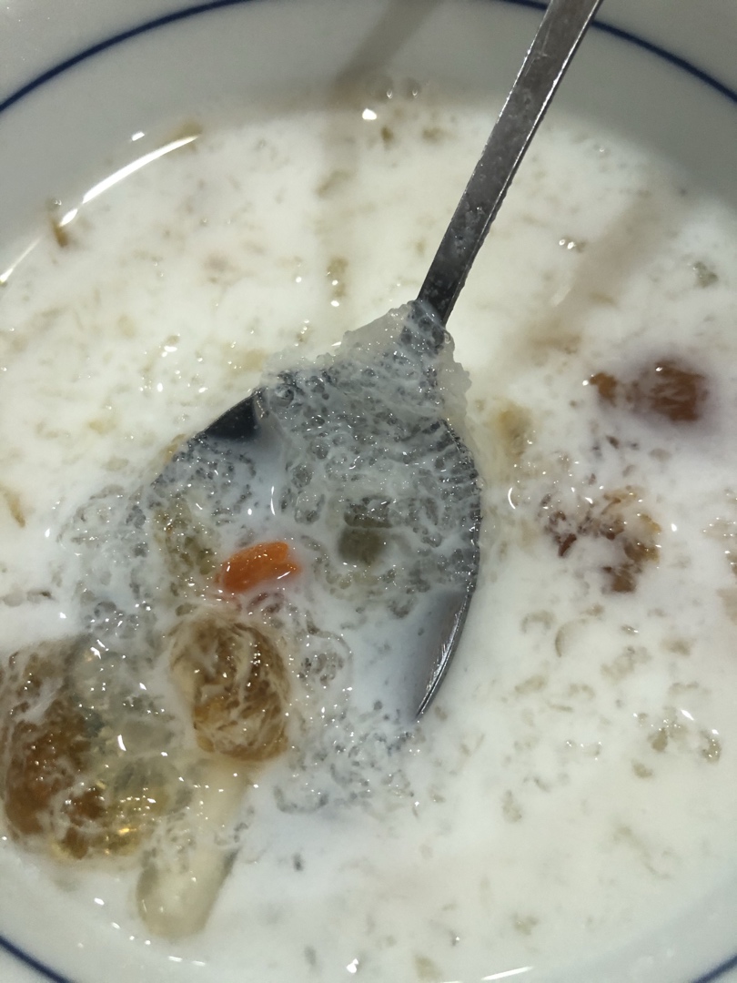 桃胶雪燕皂角米炖牛奶