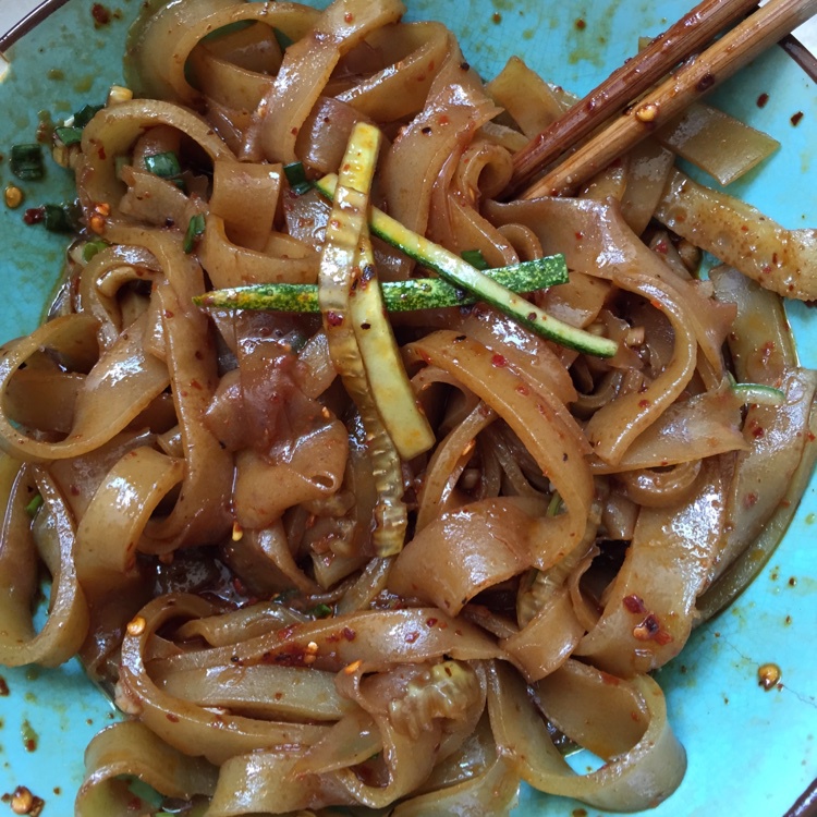 小吃 面皮 holahohola做的面皮 赞 面粉,玉米淀粉,清水