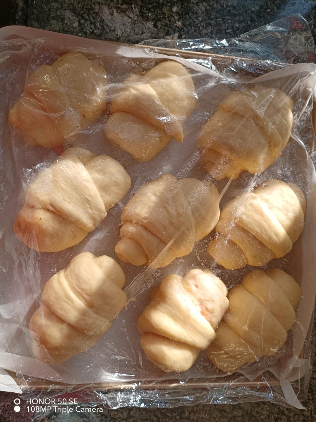 免揉膜的牛奶面包卷，没有厨师机也可以轻松做面包