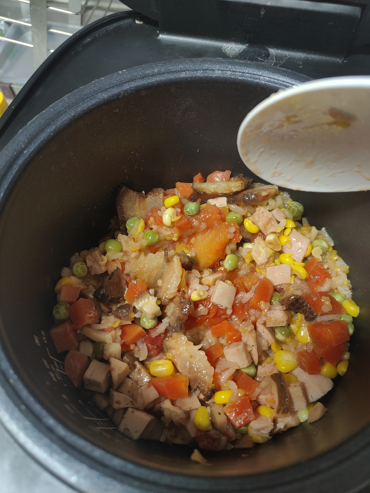 一只番茄饭｜腊肉玉米胡萝卜豌豆焖饭的做法