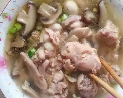 砂锅双菇鸡汤的做法