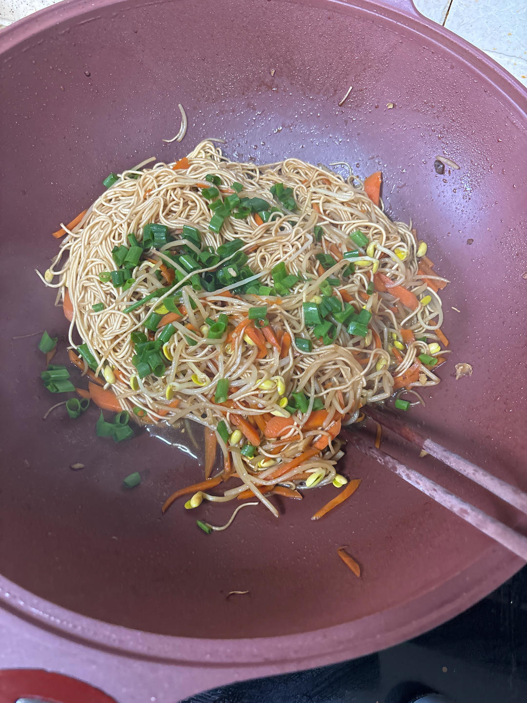 胡萝卜豆芽焖面