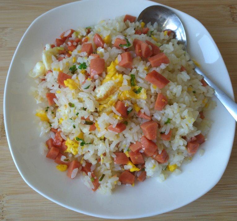 厨房原汁味做的黄金火腿肠蛋炒饭