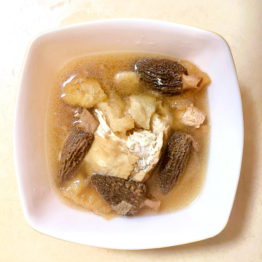 花胶羊肚菌煲鸡汤