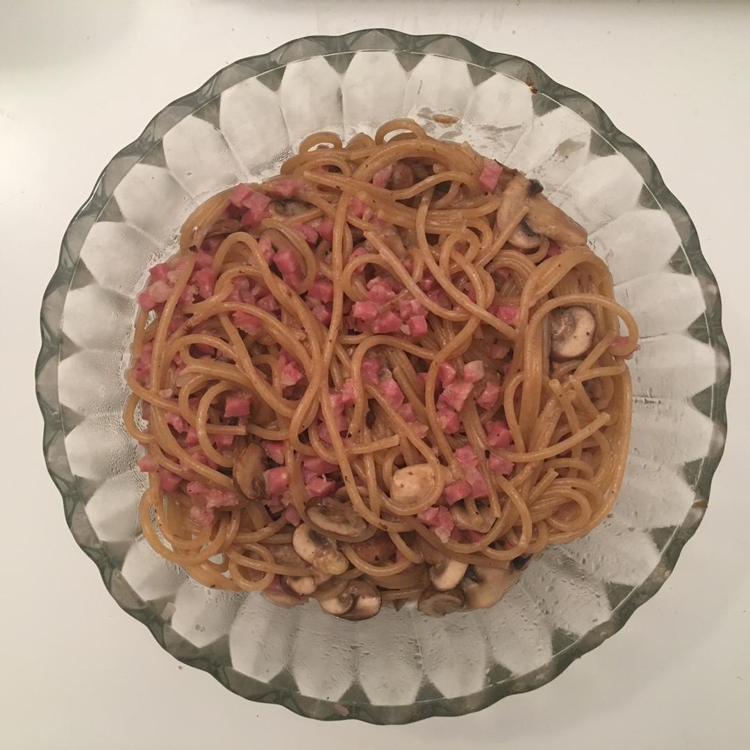 白汁蘑菇培根意粉