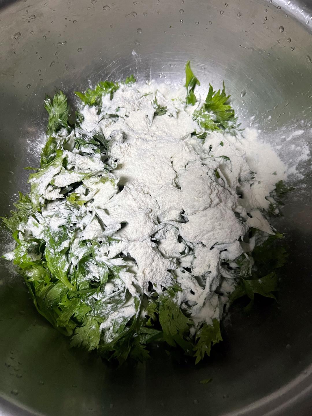 粉蒸芹菜叶的做法 步骤4