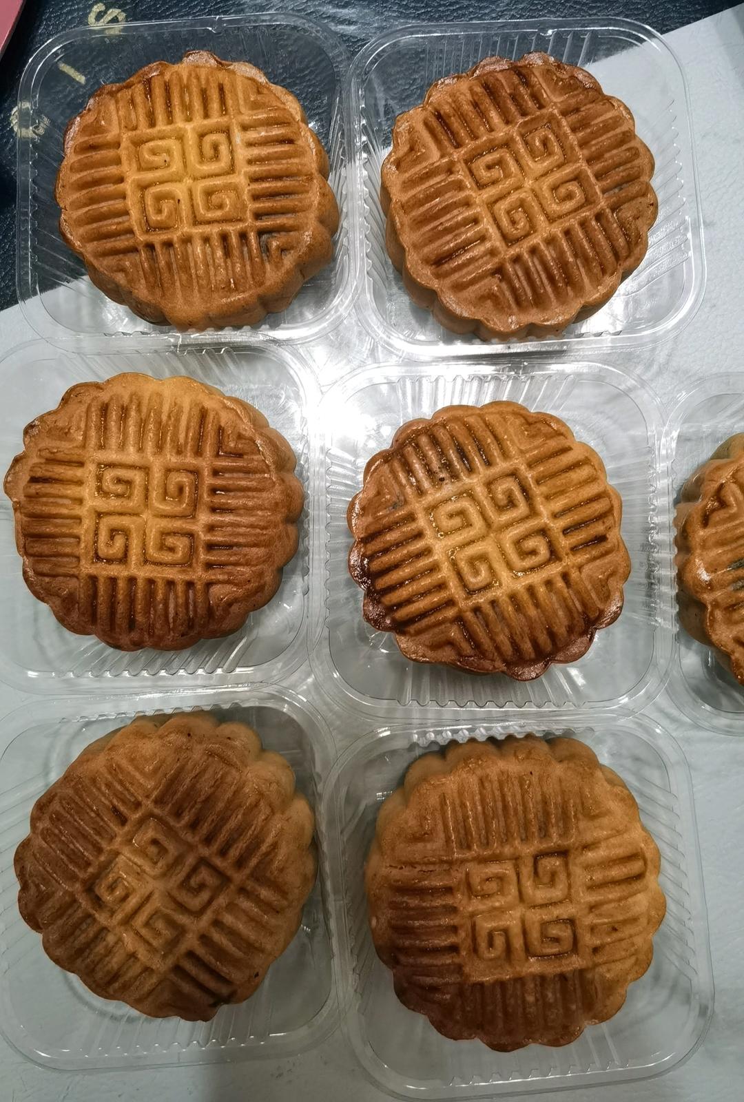 广式月饼—蛋黄芝麻月饼